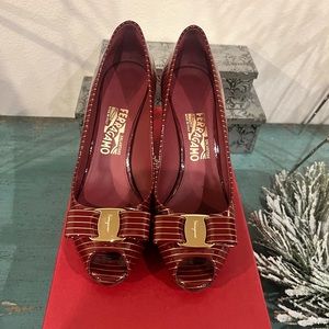 Ferragamo Patent Leather Peep Toe Heels Dark Red/Burgundy & Gold Pinstripe 8.5B